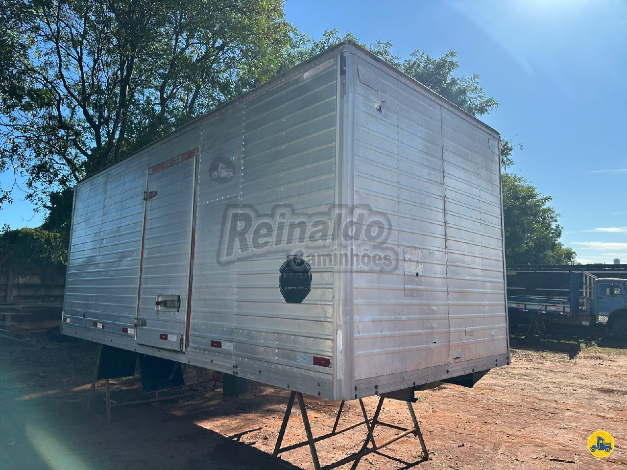 CARROCERIA SOBRE CHASSI  CAMINHAO 3/4 BAU FURGAO Reinaldo Caminhões ARARAQUARA SÃO PAULO SP